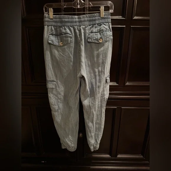 Dress Forum Los Angeles Women’s Light Wash Denim Cargo Joggers - Picture 2 of 12